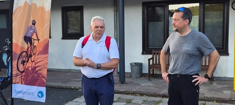 Michael Martin-Leck vom kassel airport und Bürgermeister Tore Florin bei der Begrüßungsrede