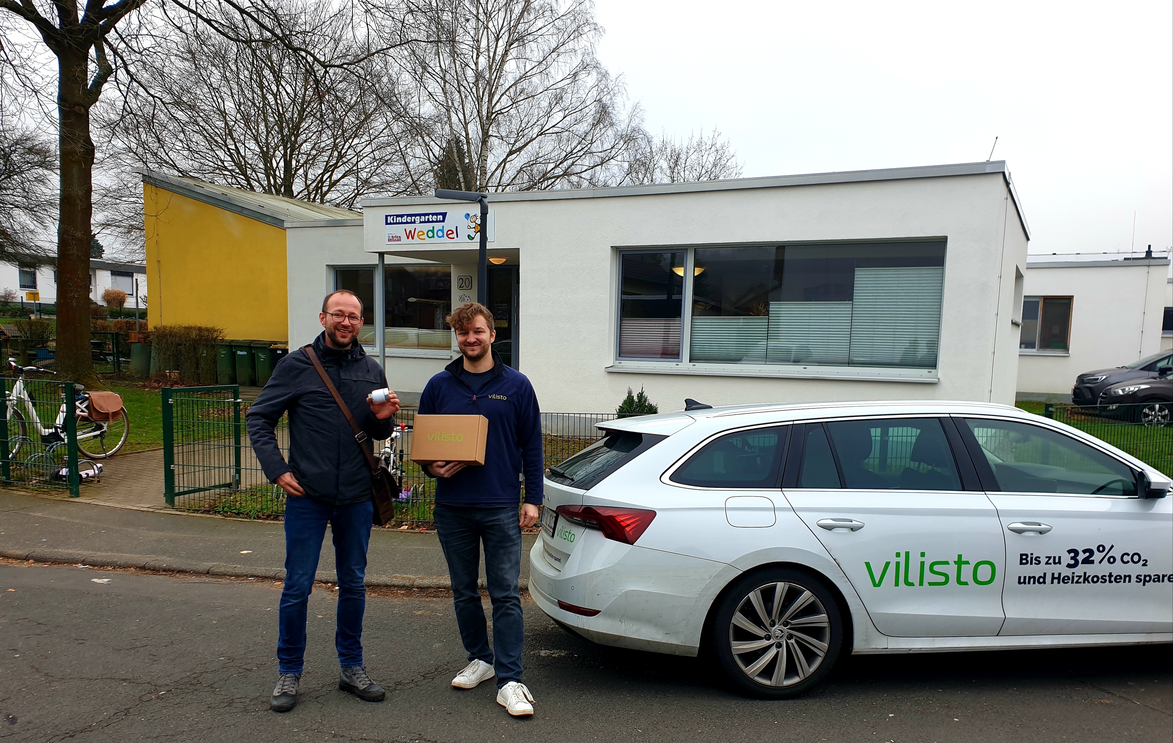 Klimaschutzmanager Lutz Schmithausen und Eric Spieckermann von vilisto bei der Installation der smarten Thermostate in der Kita Weddel