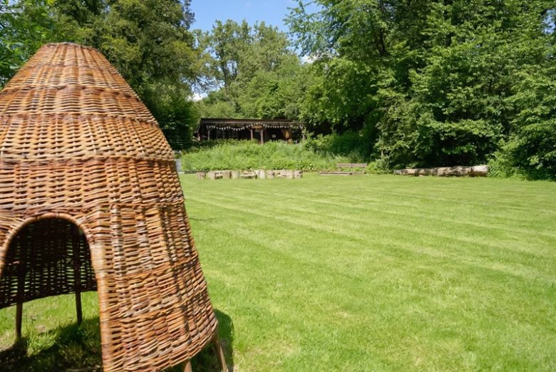 Bild des Geländes der HölleKids mit Schutzhütte im Hintergrund
