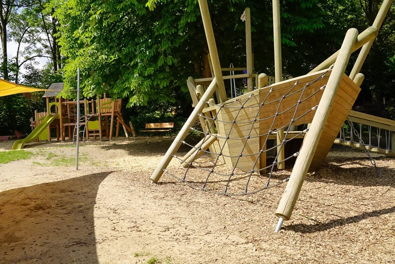 Bild vom Außengelände der Kita Simmershausen mit Spiel-/Kletterschiff