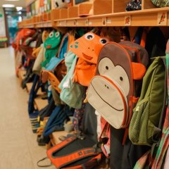Bild von Rucksäcken, die an der Garderobe im Flur hängen.