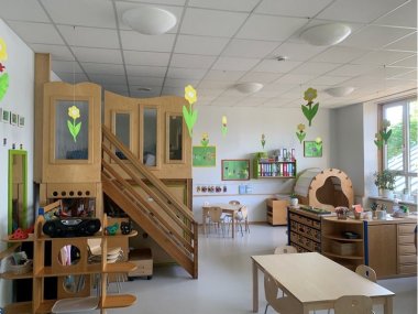 Bild eines Gruppenraums der Kita Wilhelmshausen mit Spielhaus und Bastelecke