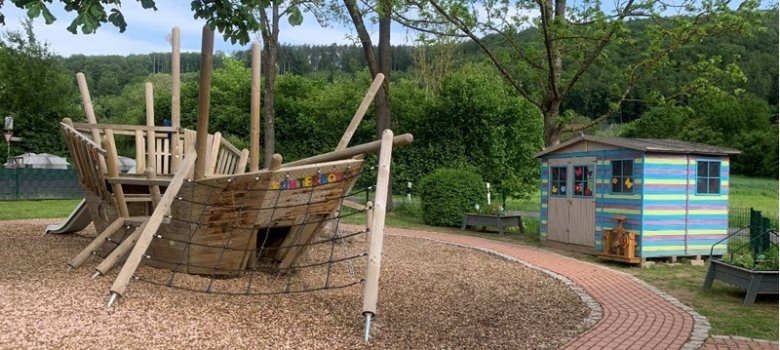 Bild vom Außengelände der Kita Wilhelmshausen mit großem Spiel- und Kletterschiff