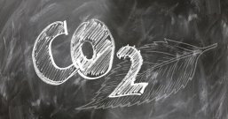 CO2 CO2 mit Kreide auf Tafel geschrieben
