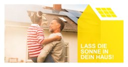 Einfamilienhaus mit PVA Mann und Kind vor Einfamilienhaus mit PVA